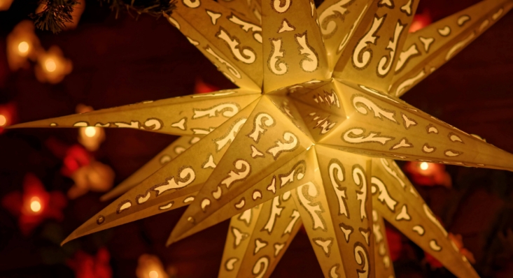 Sternenlicht zu Hause: Weihnachtliche 3D Sterne selber basteln